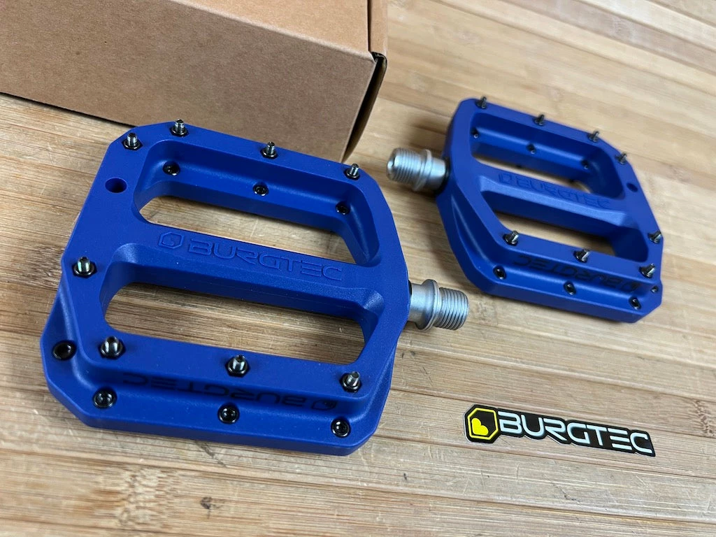 Burgtec MK4 Composite Flat Pedals / Pedale Deep Blue 2 Burgtec MK4 Composite Flat Pedals / Pedale Deep Blue – Bild 2