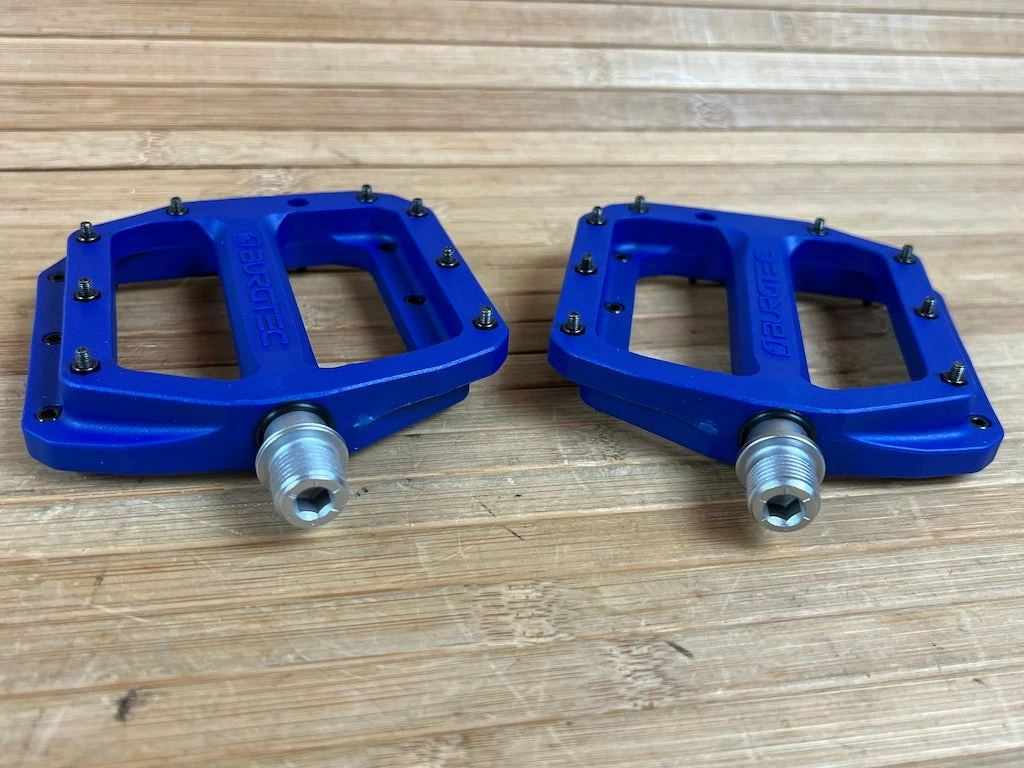 Burgtec MK4 Composite Flat Pedals / Pedale Deep Blue 4 Burgtec MK4 Composite Flat Pedals / Pedale Deep Blue – Bild 4