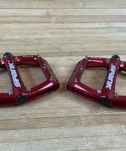 Spank Spoon 100 Pedale / Plattformpedale Rot 10 Spank Spoon 100 Pedale / Plattformpedale Rot -Federung Verkäufe 2022 IMG 1806 a11afe78 2e5e 40c7 972b ffc0a4fc3683