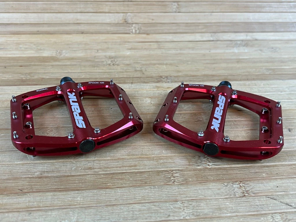 Spank Spoon 100 Pedale / Plattformpedale Rot 3 Spank Spoon 100 Pedale / Plattformpedale Rot – Bild 3