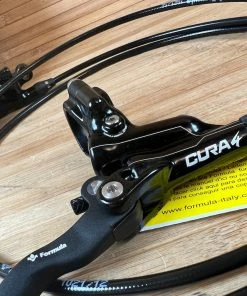 Formula CURA 4 Scheibenbremse Glossy Black VR Oder HR -Federung Verkäufe 2022 IMG 1829