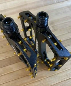 Reverse Components Black One Plattformpedale / Pedale Schwarz/gold -Federung Verkäufe 2022 IMG 6105 scaled