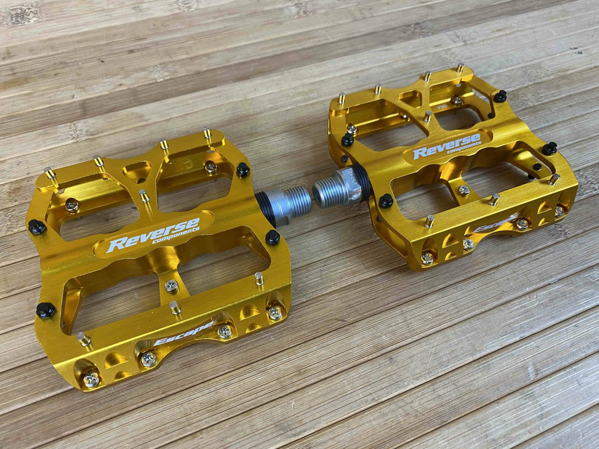 Reverse Components Escape Plattformpedale / Pedale Gold 2 Reverse Components Escape Plattformpedale / Pedale Gold – Bild 2