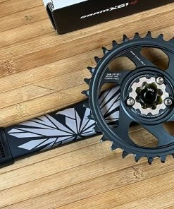 SRAM XO1 Carbon Eagle DUB Kurbel 170mm DUB 32T SB+ 15 SRAM XO1 Carbon Eagle DUB Kurbel 170mm DUB 32T SB+ -Federung Verkäufe 2022 IMG 7633 b7da257d 6520 4d1c 9bc7 69d5d9a94423