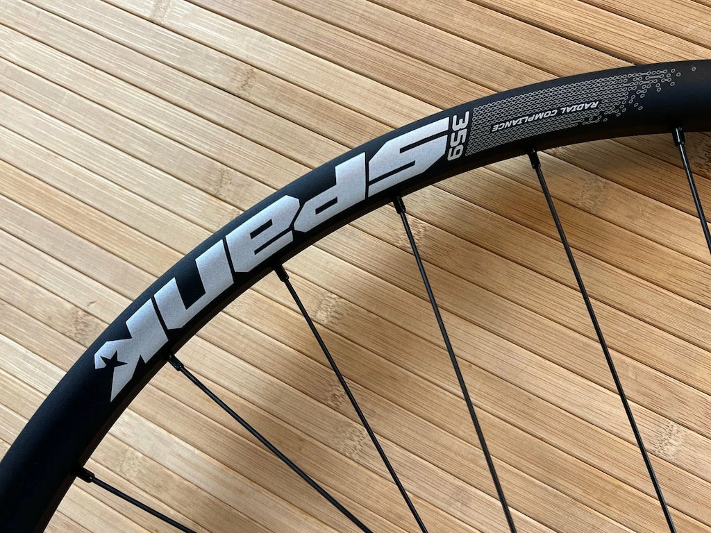 Spank 359 Vibrocore Hinterrad 27,5" Schwarz BOOST 148x12mm Laufrad 5 Spank 359 Vibrocore Hinterrad 27,5" Schwarz BOOST 148x12mm Laufrad – Bild 5