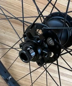 Spank 359 Vibrocore Hinterrad 27,5" Schwarz BOOST 148x12mm Laufrad 17 Spank 359 Vibrocore Hinterrad 27,5" Schwarz BOOST 148x12mm Laufrad -Federung Verkäufe 2022 IMG 7836 c880fc1f 4fe0 4da1 bc90 1e0b48b1e9ae