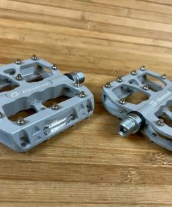 Reverse Components E-Escape Plattformpedale / Pedale Grau -Federung Verkäufe 2022 IMG 7952 f7c77950 b27b 402e 8648 bf166c2a7e72