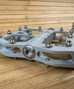 Reverse Components E-Escape Plattformpedale / Pedale Grau -Federung Verkäufe 2022 IMG 7953 2300cfc7 087a 46d2 919f 06641bf3b7a6