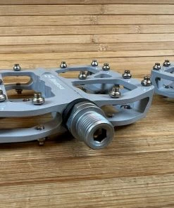 Reverse Components E-Escape Plattformpedale / Pedale Grau -Federung Verkäufe 2022 IMG 7954 ec005153 e20f 4059 992c 0f7cb8f3f664