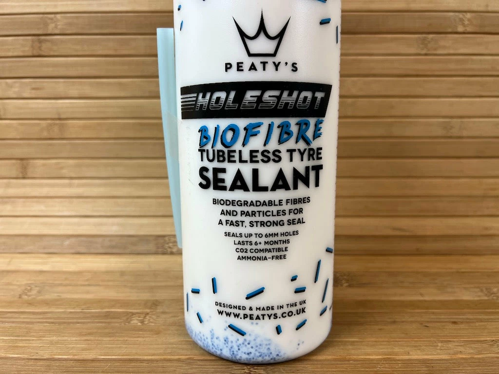 Peaty's Holeshot BioFibre Tubeless Tire Sealant 1L Dichtmilch 2 Peaty's Holeshot BioFibre Tubeless Tire Sealant 1L Dichtmilch – Bild 2