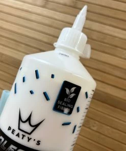 Peaty's Holeshot BioFibre Tubeless Tire Sealant 1L Dichtmilch 10 Peaty's Holeshot BioFibre Tubeless Tire Sealant 1L Dichtmilch -Federung Verkäufe 2022 IMG 8371 0b3f9a43 2284 4865 a9e9 1d8c825c440a