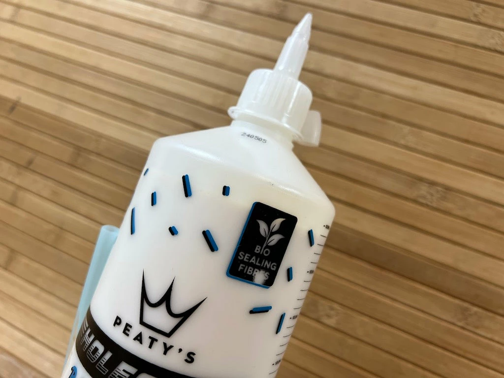 Peaty's Holeshot BioFibre Tubeless Tire Sealant 1L Dichtmilch 4 Peaty's Holeshot BioFibre Tubeless Tire Sealant 1L Dichtmilch – Bild 4