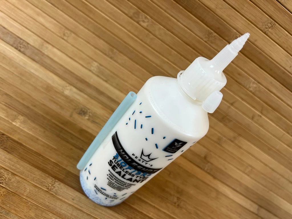 Peaty's Holeshot BioFibre Tubeless Tire Sealant 500ml Dichtmilch 2 Peaty's Holeshot BioFibre Tubeless Tire Sealant 500ml Dichtmilch – Bild 2