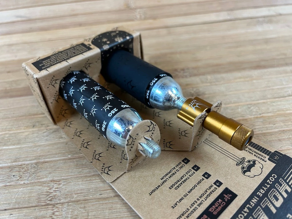 Peaty's Holeshot CO2 Tire Inflator MTB 25g Bourbon 2 Peaty's Holeshot CO2 Tire Inflator MTB 25g Bourbon – Bild 2