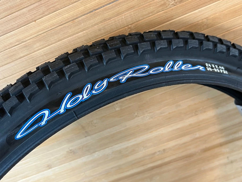 Maxxis Holy Roller Reifen 24 X 2.4 MaxxPro 60TPI Single Ply 2 Maxxis Holy Roller Reifen 24 X 2.4 MaxxPro 60TPI Single Ply – Bild 2