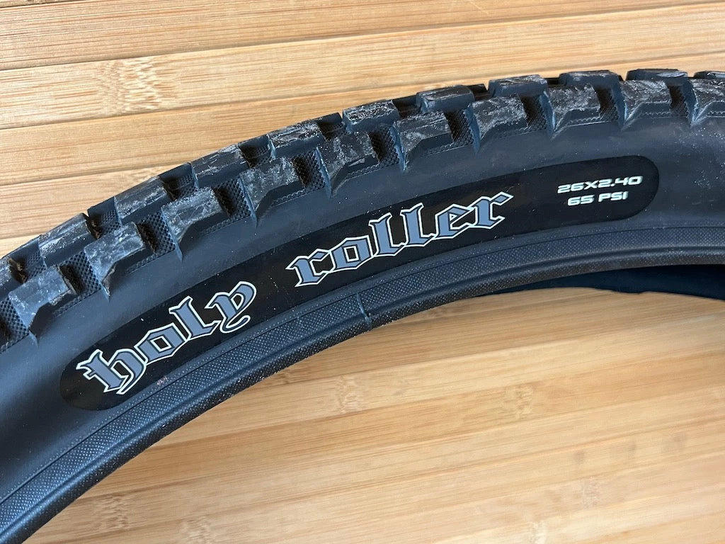 Maxxis Holy Roller Reifen 26 X 2.4 MaxxPro 60TPI Single Ply 2 Maxxis Holy Roller Reifen 26 X 2.4 MaxxPro 60TPI Single Ply – Bild 2
