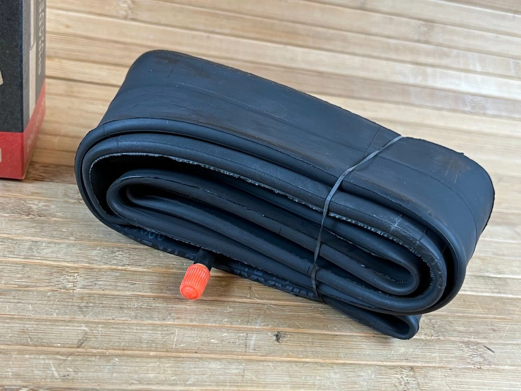 Maxxis Schlauch 24" 2.5/2.7 AV Downhill Schrader 3 Maxxis Schlauch 24" 2.5/2.7 AV Downhill Schrader – Bild 3