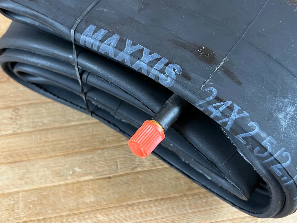 Maxxis Schlauch 24" 2.5/2.7 AV Downhill Schrader 2 Maxxis Schlauch 24" 2.5/2.7 AV Downhill Schrader – Bild 2
