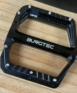 Burgtec MK5 Penthouse Flat Pedals / Pedale Black Steel Axle 10 Burgtec MK5 Penthouse Flat Pedals / Pedale Black Steel Axle -Federung Verkäufe 2022 IMG 9078 504e2f35 e263 444c 979f e9cad28380bf