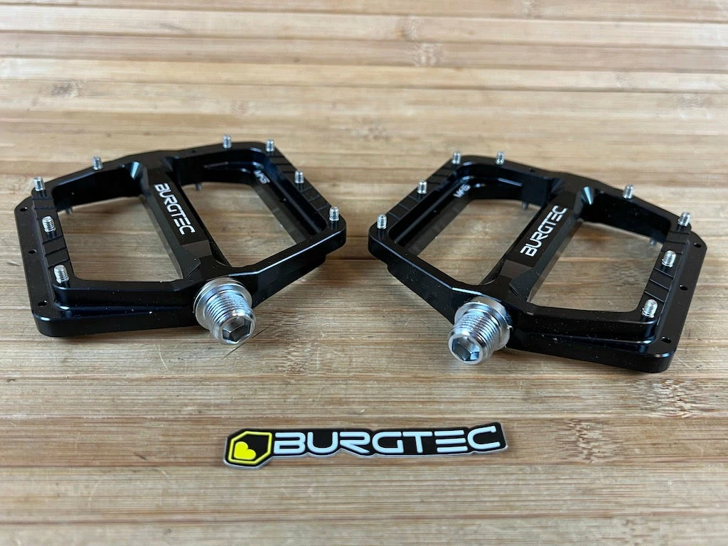 Burgtec MK5 Penthouse Flat Pedals / Pedale Black Steel Axle 3 Burgtec MK5 Penthouse Flat Pedals / Pedale Black Steel Axle – Bild 3