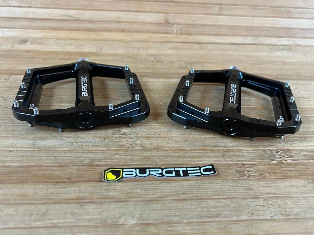 Burgtec MK5 Penthouse Flat Pedals / Pedale Black Steel Axle 2 Burgtec MK5 Penthouse Flat Pedals / Pedale Black Steel Axle – Bild 2