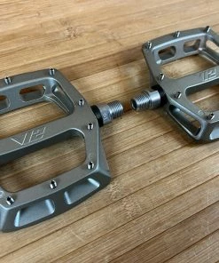 DMR V12 Pedale / Plattformpedale Magnesium Grey -Federung Verkäufe 2022 IMG 9377 ad159b87 3c62 4e7c b476 d36d53c0e484