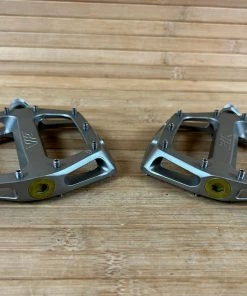 DMR V12 Pedale / Plattformpedale Magnesium Grey -Federung Verkäufe 2022 IMG 9378 f7ba9cdc 4436 4637 a43e 70ba4250cfe6