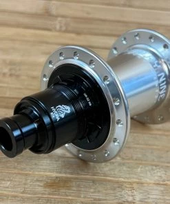 Industry-nine Industry Nine Hydra Classic Boost 6B Hinterradnabe Silber 148x12 / 32 Loch XD -Federung Verkäufe 2022 IMG 9938 a6794684 04e8 4574 bb98 6e3223db2cac