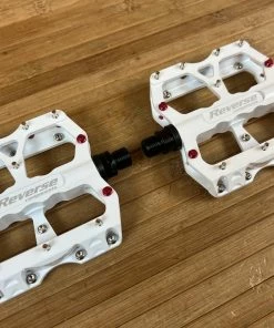 Reverse Components Escape Plattformpedale / Pedale Weiß -Federung Verkäufe 2022 IMG 9995 19e23914 8675 4f16 8362 fc849f7bf588