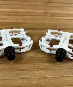 Reverse Components Escape Plattformpedale / Pedale Weiß -Federung Verkäufe 2022 IMG 9997 7964d3fa c84d 479a 8ef4 4616a4bb7209